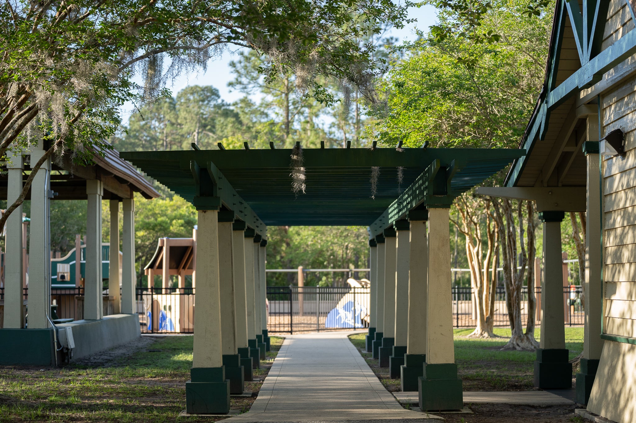 Palencia park walkway