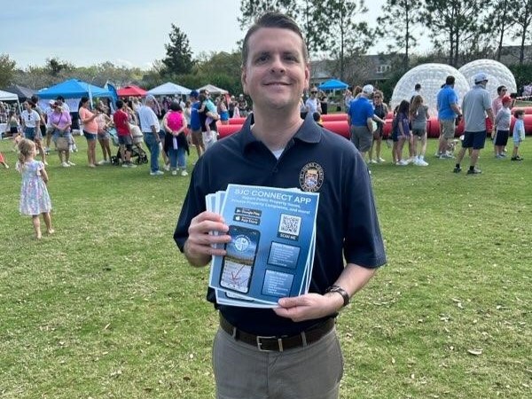 Picture of Commissioner Roy Alaimo at RiverTown Spring Fling promoting SJC Connect mobile app with flyers